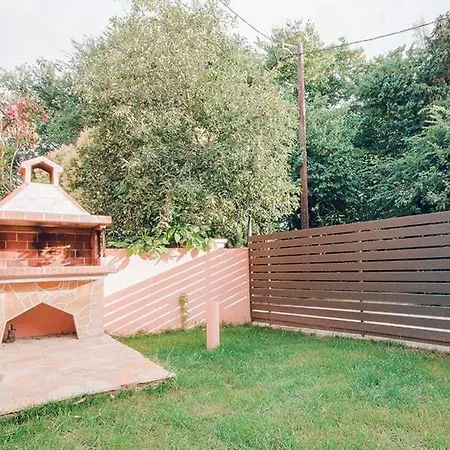 מלון Bella De Lux Apts 4*